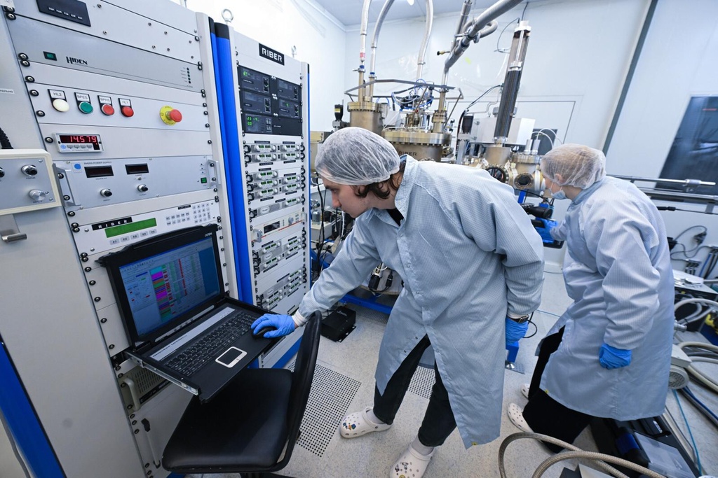 Водородные АЗС, светящиеся алмазы и чаты для нейросетей: над чем работают петербургские ученые