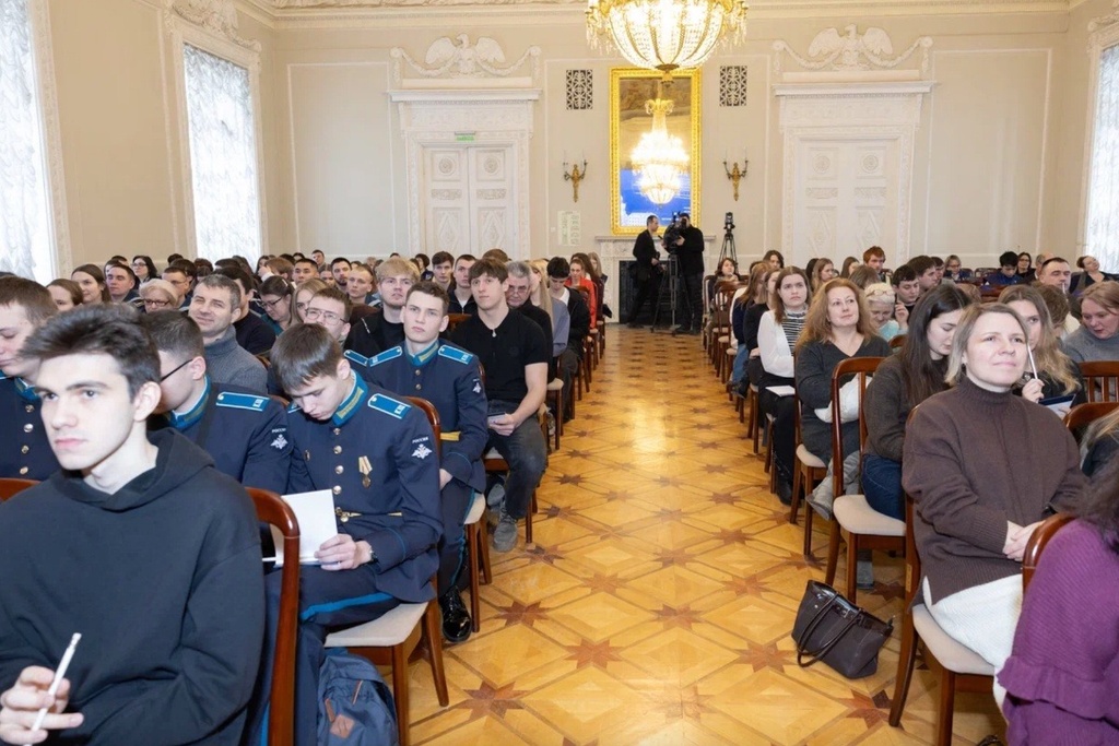 В историческом здании Академии наук в Петербурге написали Научный диктант
