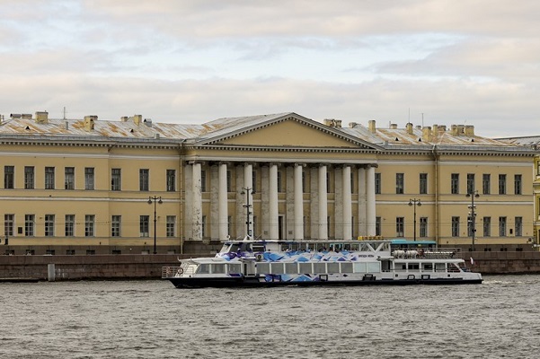 Главгосэкспертиза одобрила реставрацию Академии наук на Стрелке Васильевского