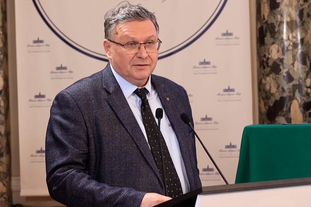 Один из ведущих физиков страны, член-корр РАН, заместитель председателя СПбО РАН, директор Физико-технического института им. А. Ф. Иоффе РАН Сергей Викторович Иванов отмечает 65-летний юбилей