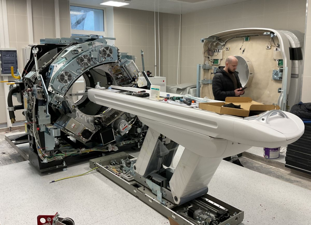 Новый аппарат для ПЭТ, только что привезённый в институт. Фото Н. Лесковой.