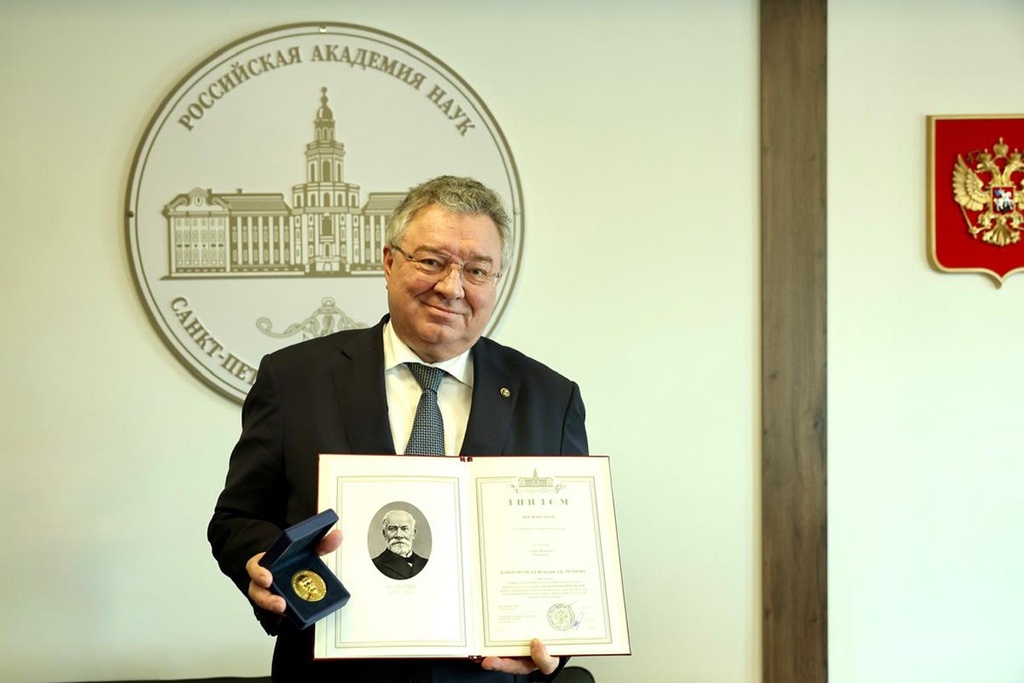 Москва. Большой зал Российской академии наук. Председатель СПбО РАН, академик Андрей Рудской награжден золотой медалью имени Д.К. Чернова