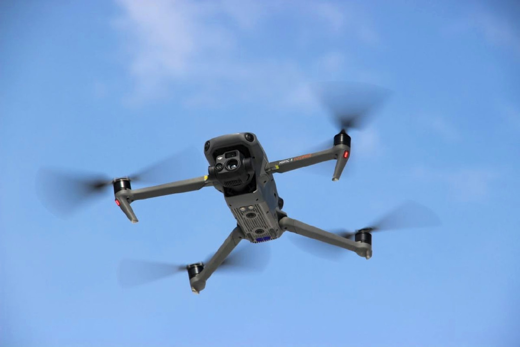 В СПб ФИЦ РАН разработали программу расчета безопасных маршрутов полетов группы дронов в условиях плотной городской застройки